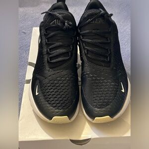 Used men’s 10.5 Nike 270